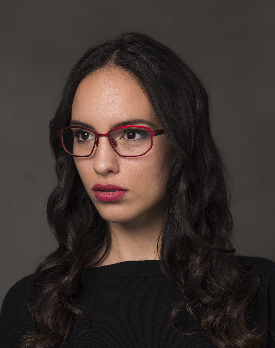 La modella indossa gli occhiali Universal Rosso con lenti da vista