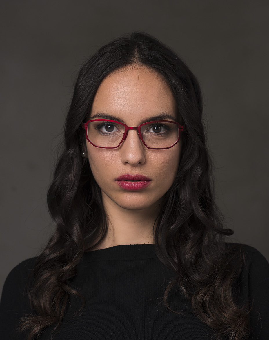 La modella indossa gli occhiali Universal Rosso con lenti da vista