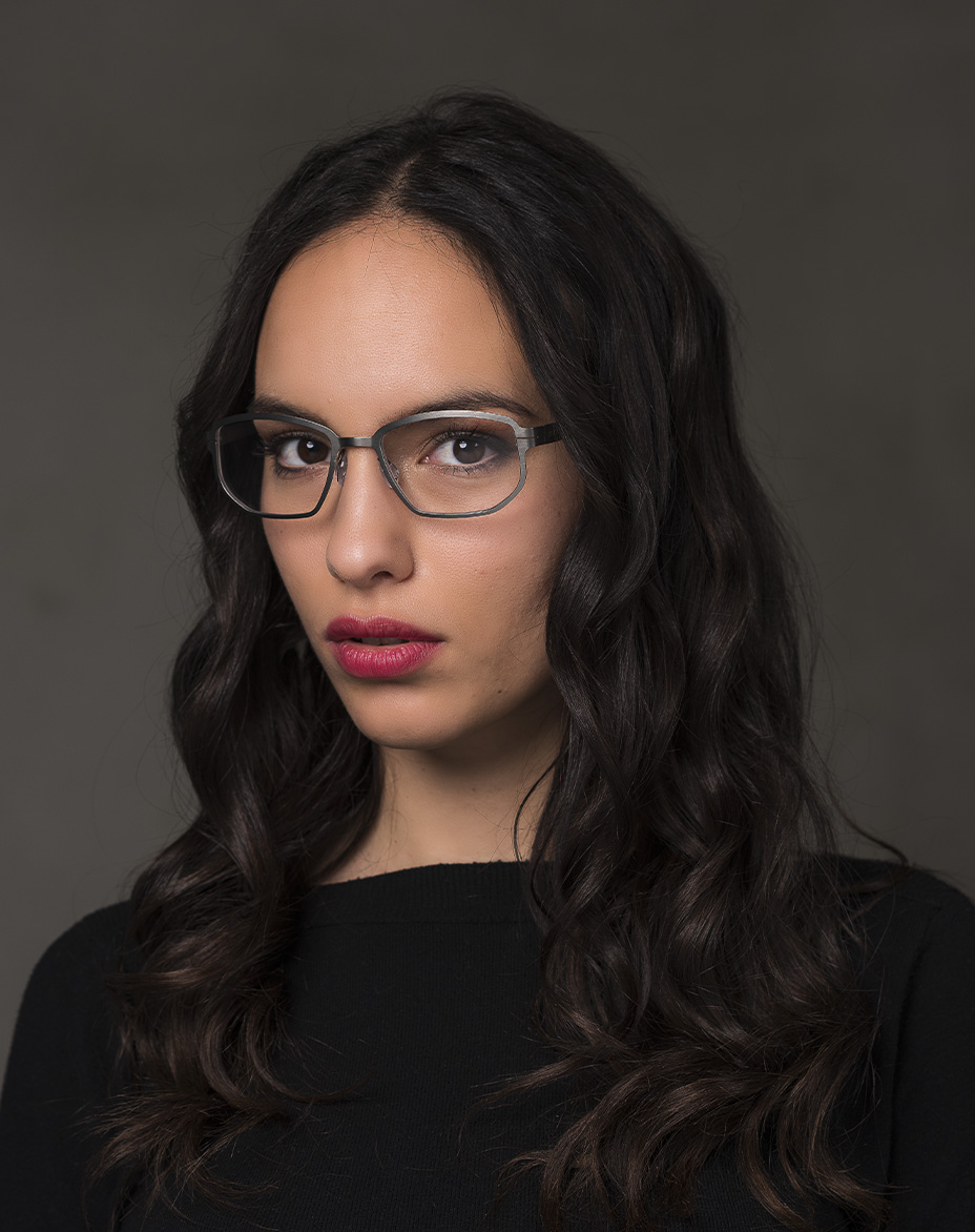 The model is wearing Universal Rutheium glasses with vision lenses The model is wearing Universal Rutheium  glasses with vision lenses