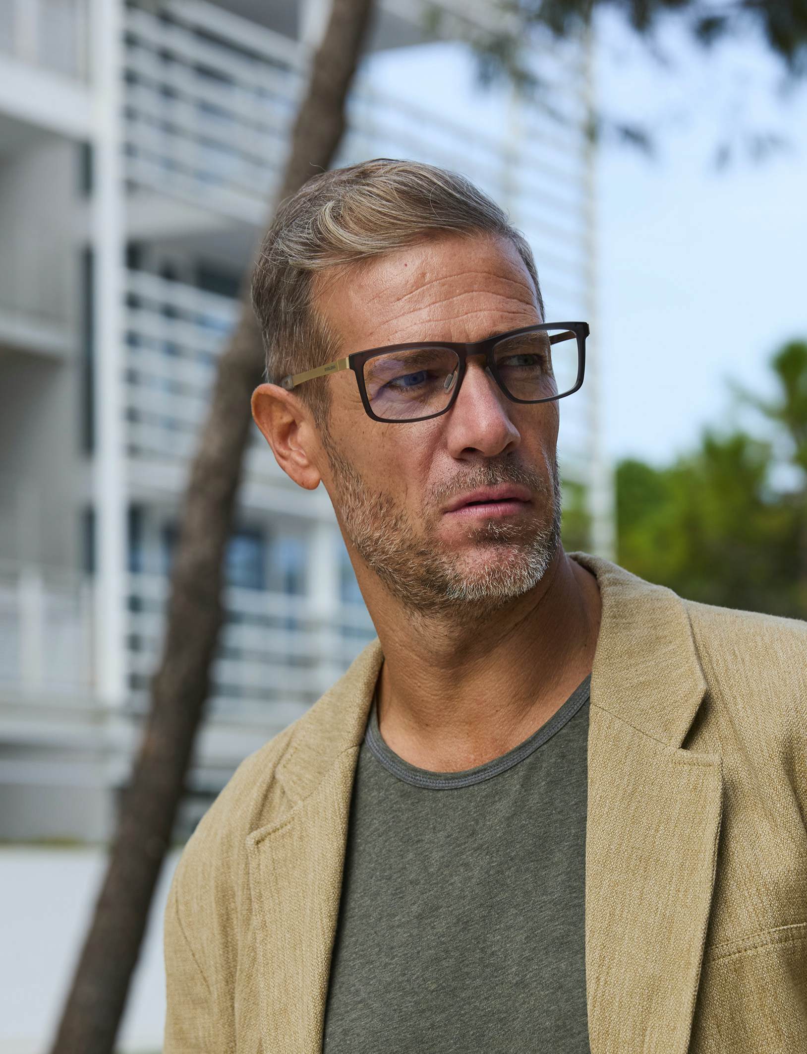The model is wearing MyCity 02 prescription glasses.