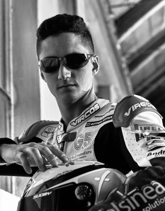 Davide Stirpe con gli occhiali Emblema