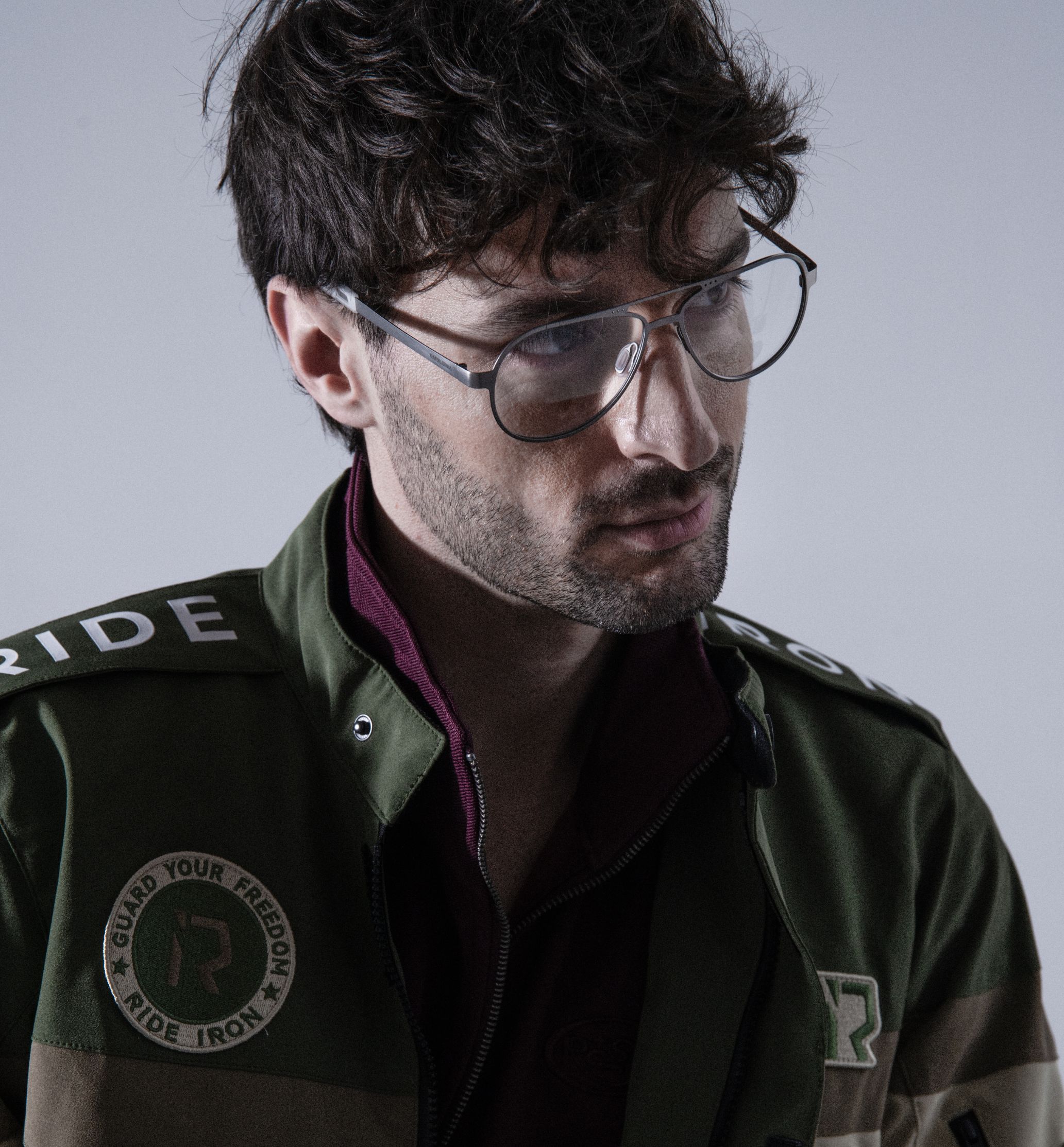 Il modello indossa Serpico 2.0 in versione Rutenio con lenti demo.