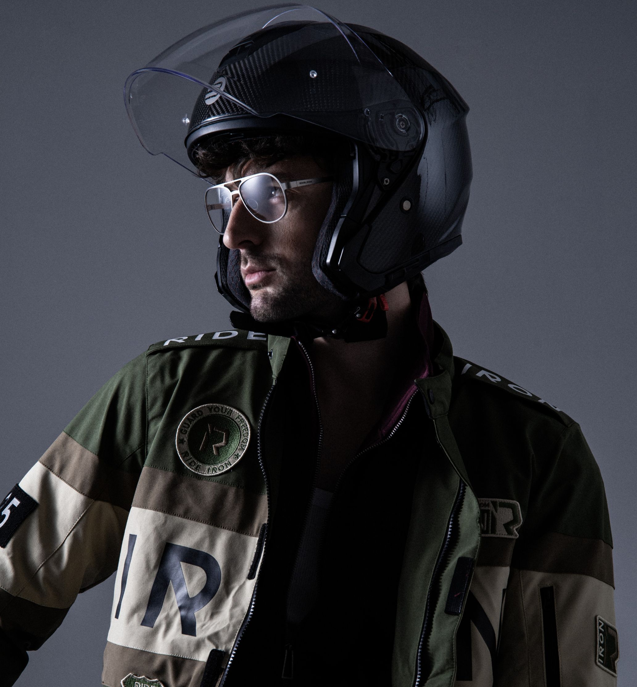 Il modello indossa Serpico 2.0 sotto al casco.