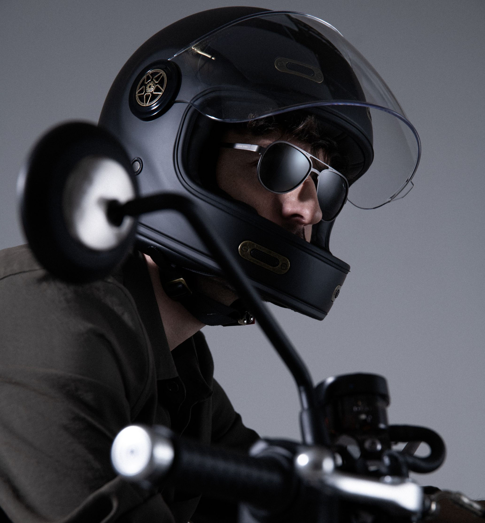 Il modello indossa Serpico 2.0 in versione Rutenio con lenti fumo.