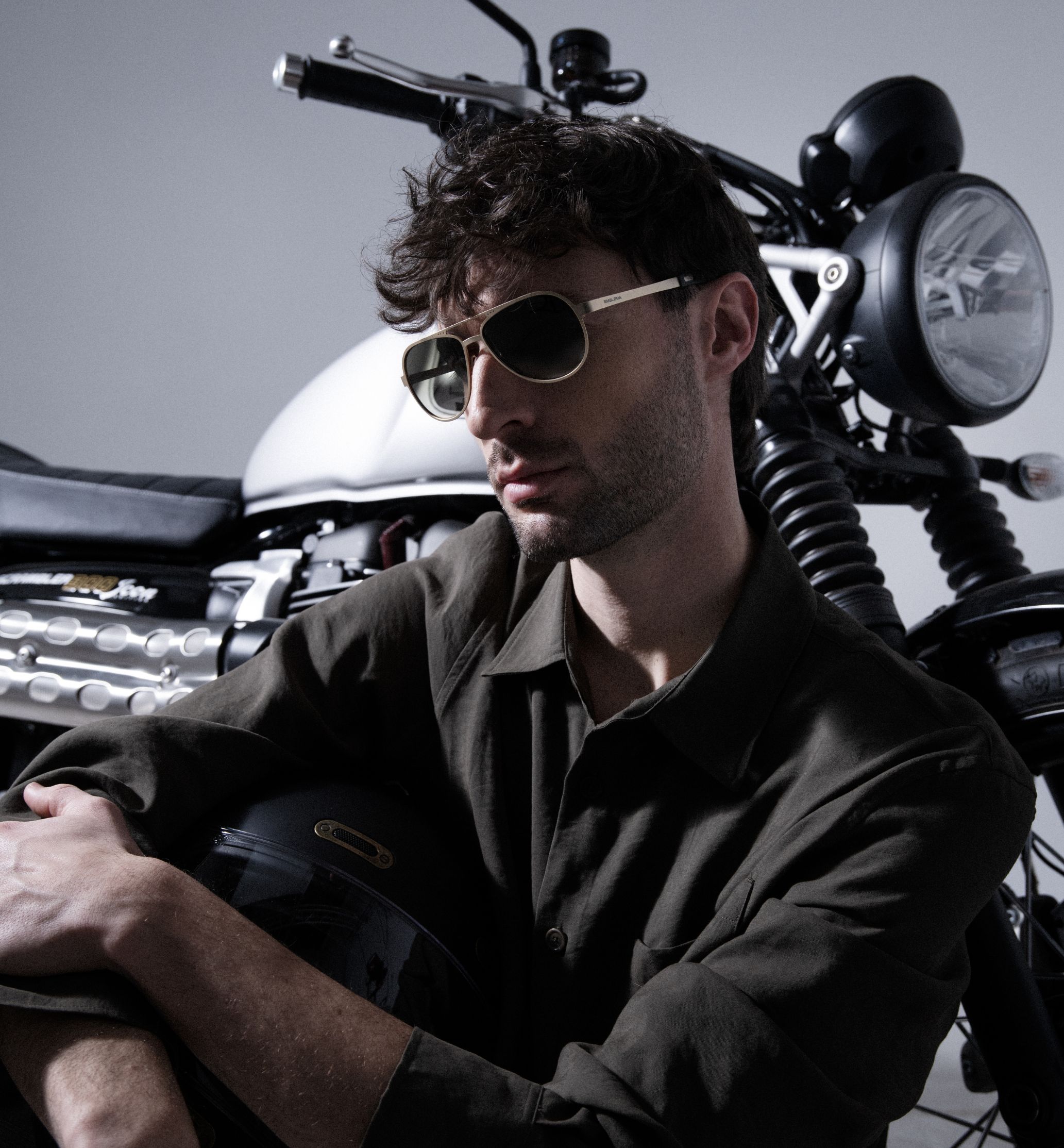 Il modello indossa Serpico 2.0 in versione Oro con lenti verdi.