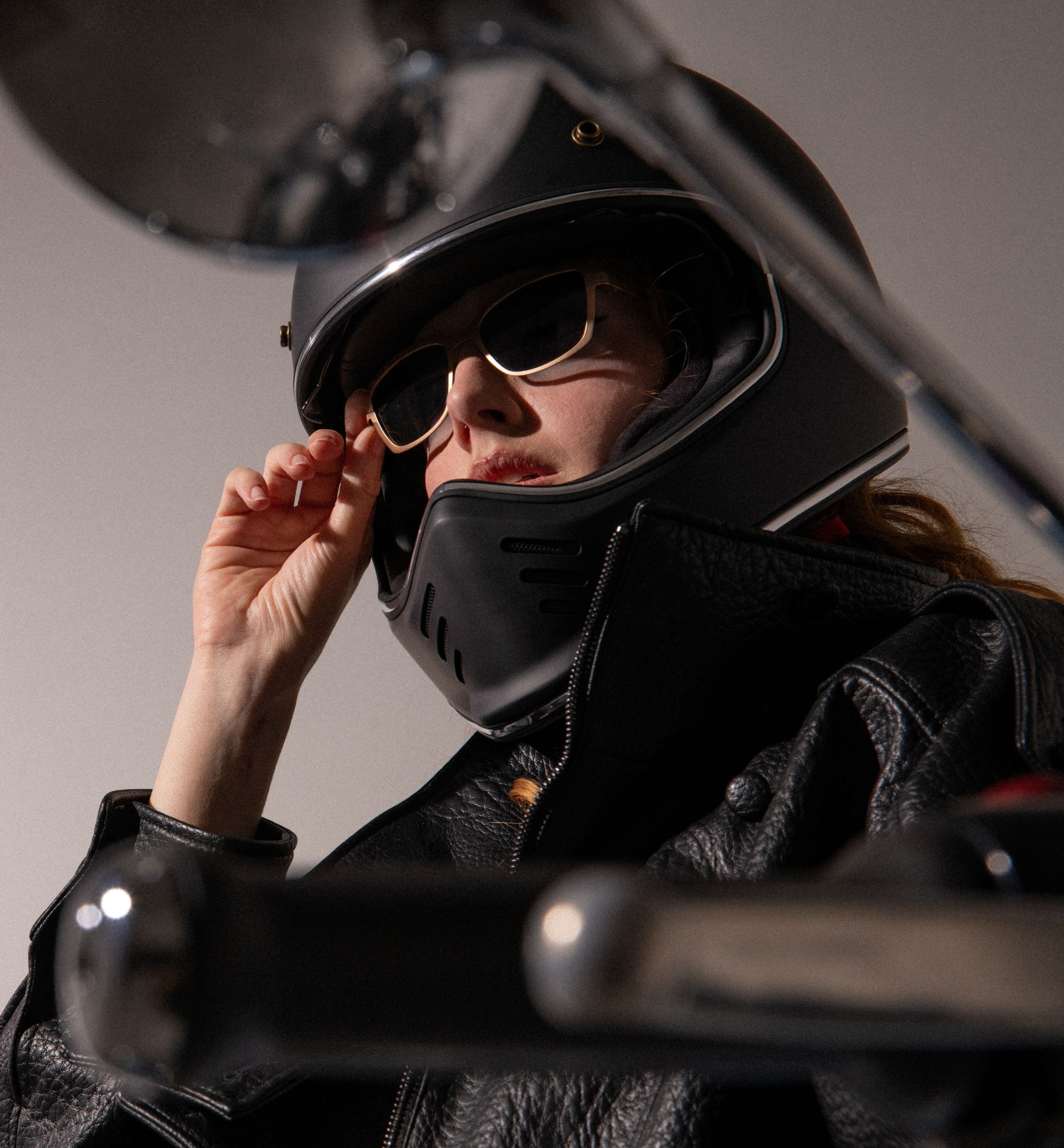 La modella indossa Telma in versione Oro Rosso sotto il casco.