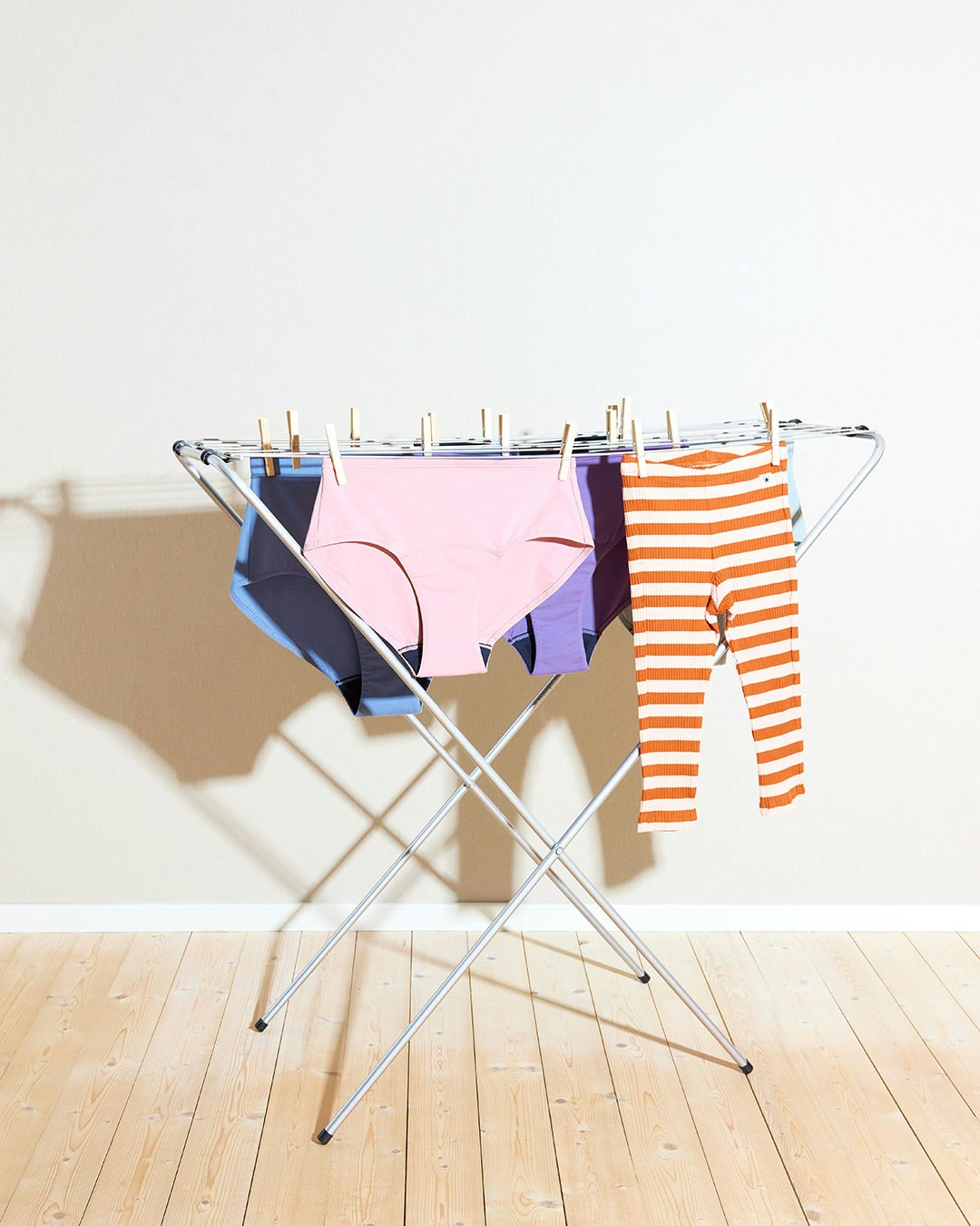 Menstruasjonstruser på et tørkestativ