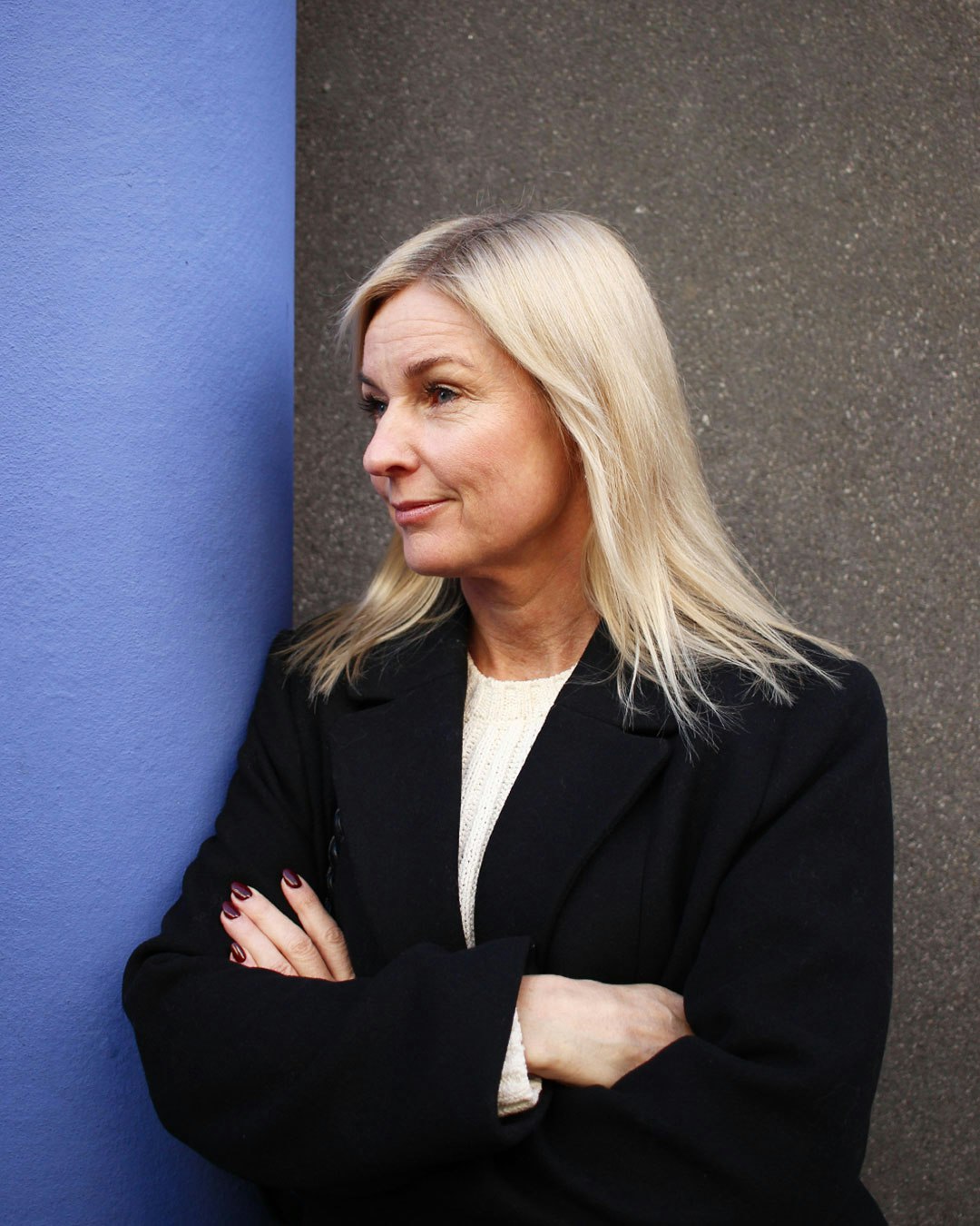 Anna mustassa takissa
