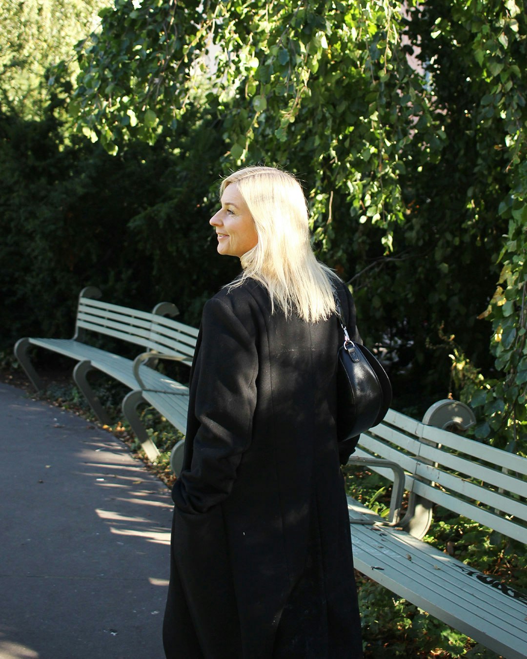 Anna kävelee puutarhassa