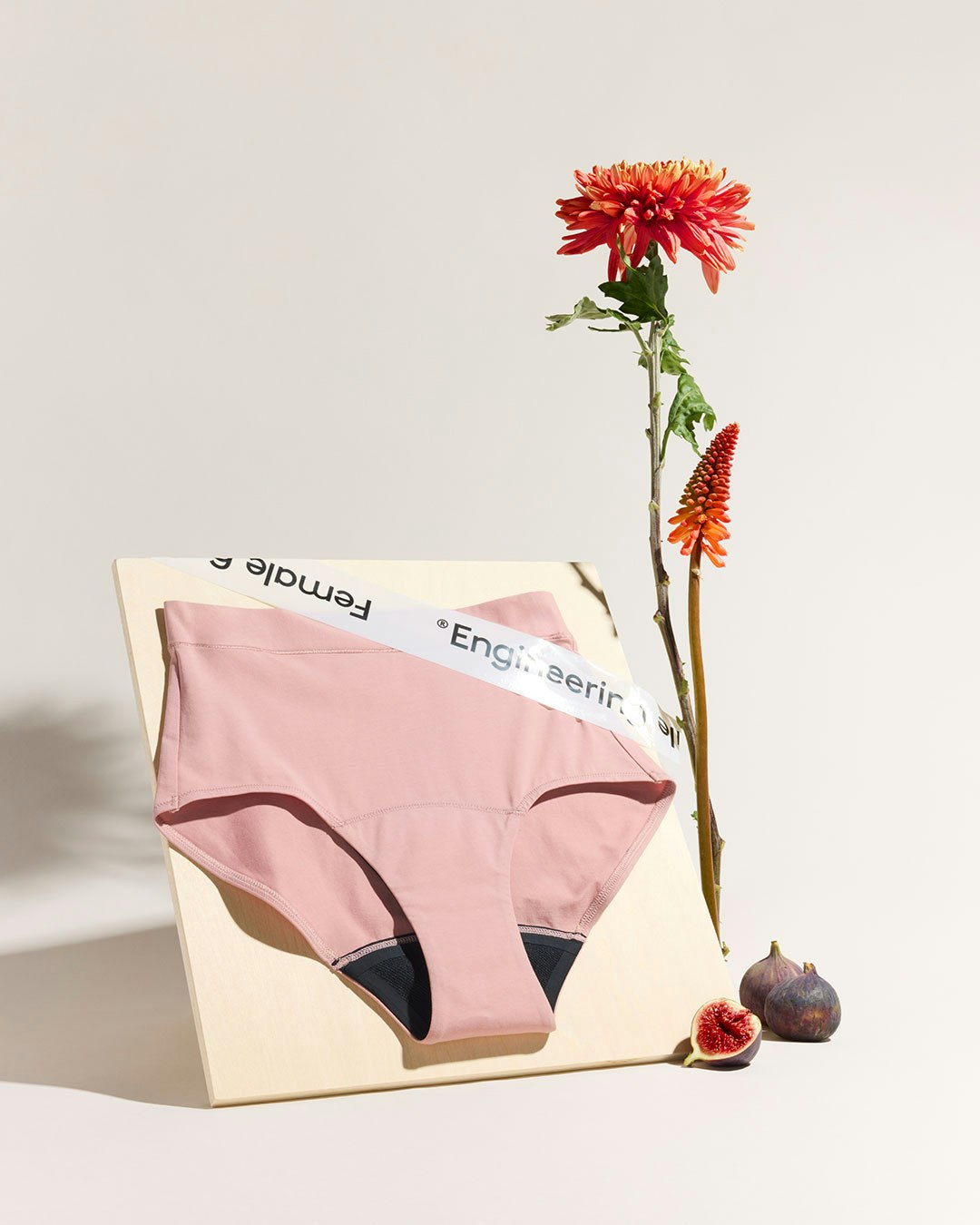 Rosa menstrosor med hög midja