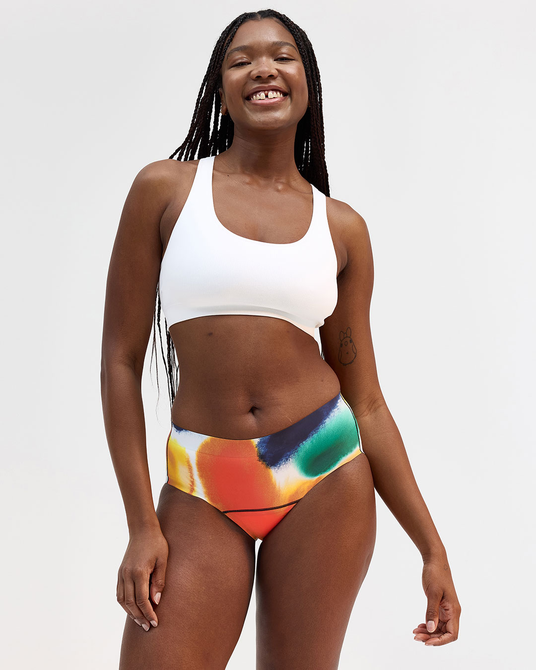 Glad kvinne i fargerike menstruser