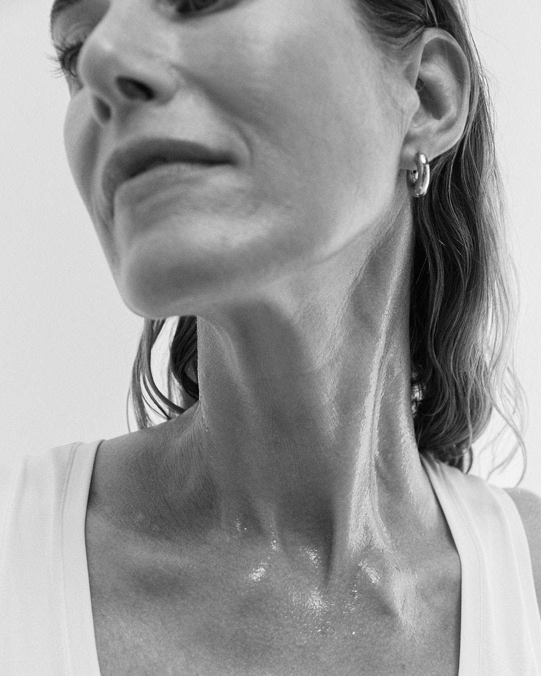 Lähikuva naisesta, jolla on valkoinen vaihdevuosi-toppi