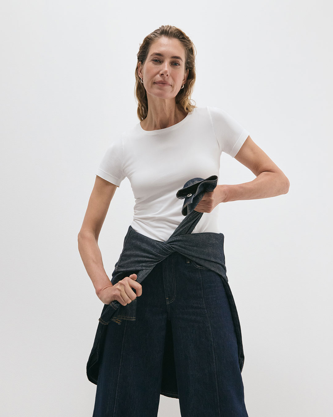 Kvinne i hvit menopause-t-skjorte