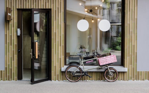 Lastenfahrrad für Zeitschriftenlieferung vor dem Firmensitz.