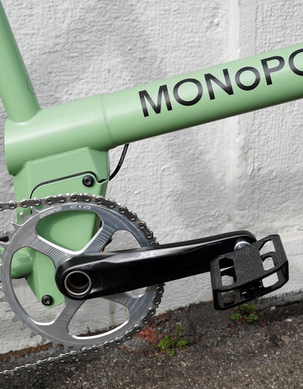 MONoPOLE Green Cargo Bike with chain (Close-Up)