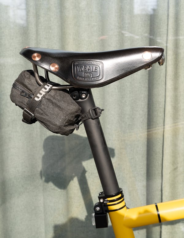 Close-up of the Selle Ideale 90 Titanium, black saddle.