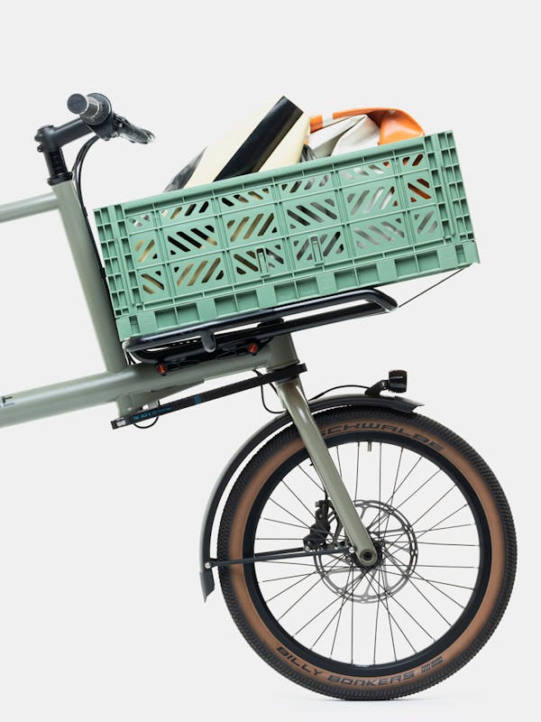 Close-up of the MONoPOLE Platform cargo rack with a green crate and Freitag bags