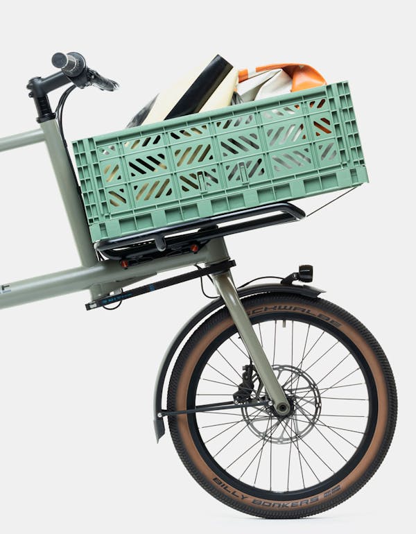 Close-up of the MONoPOLE Platform cargo rack with a green crate and Freitag bags
