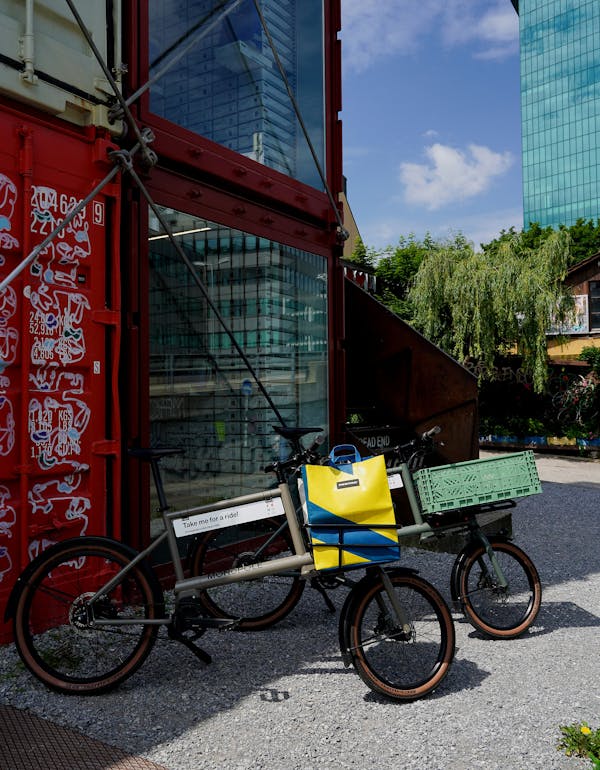 Two MONoPOLE cargo bikes in front of the Freitag Tower