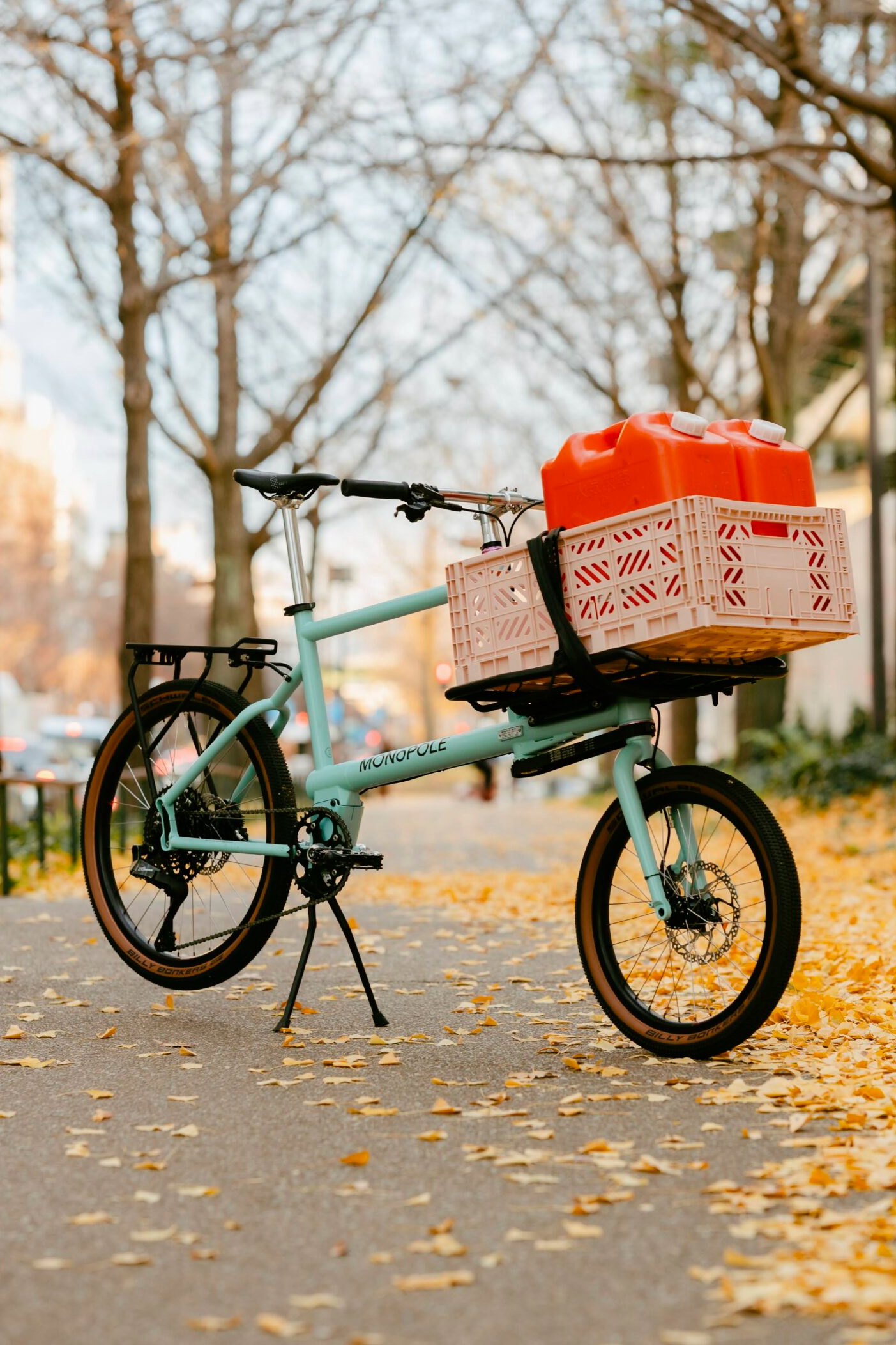Custom freshwater blue MONoPOLE No O1 cargo bike carrying pale pink crate