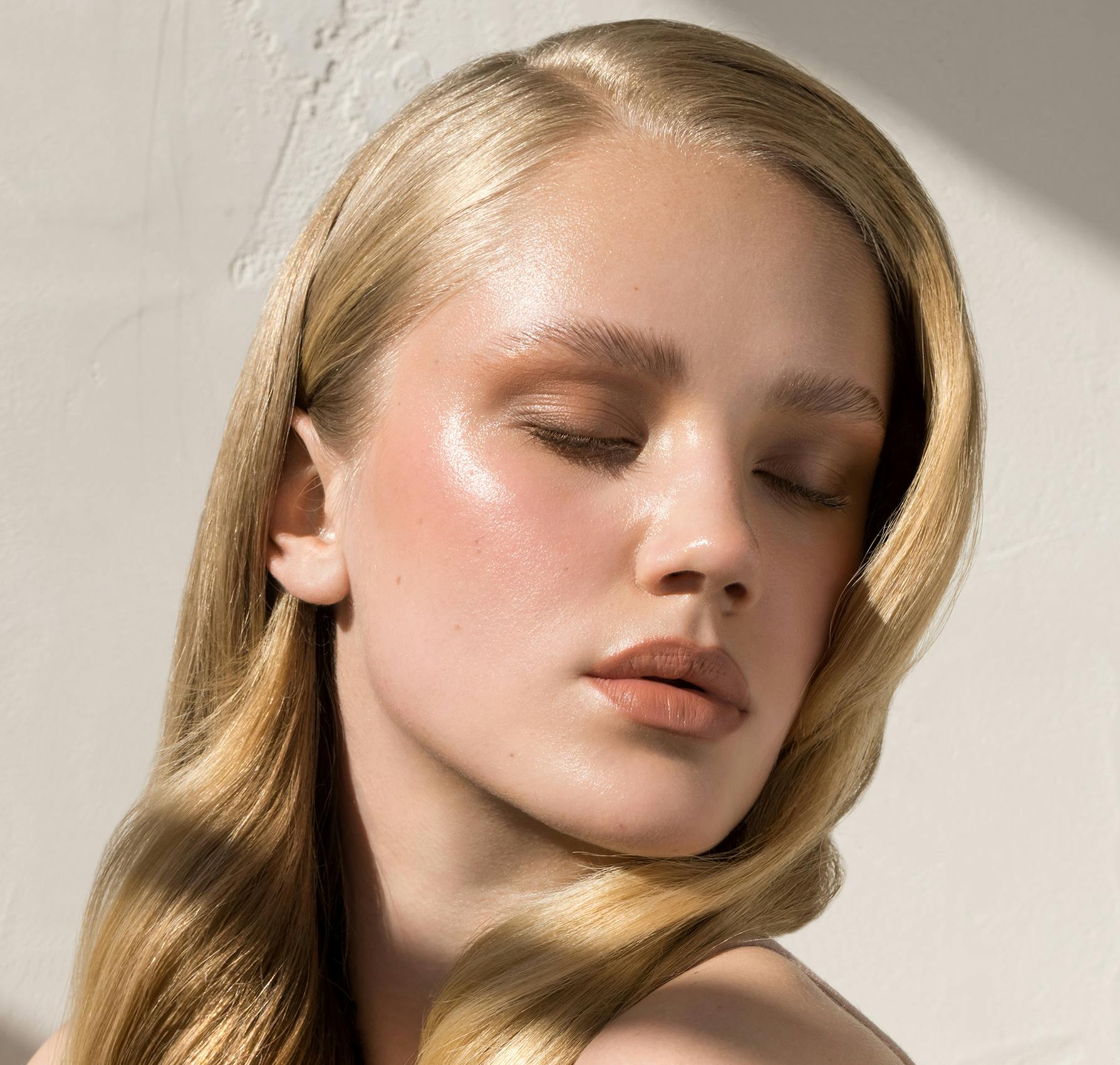 Woman with voluminous cheeks