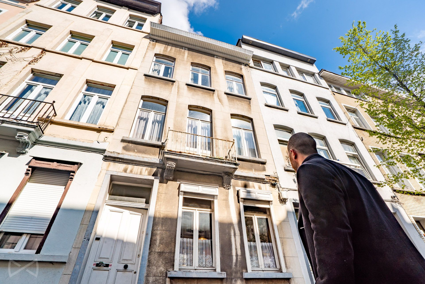 Agent immobilier devant une maison