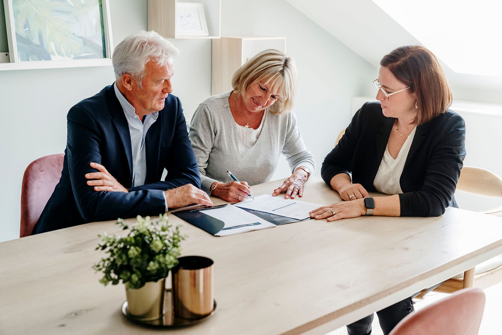 Couple qui signe un contrat