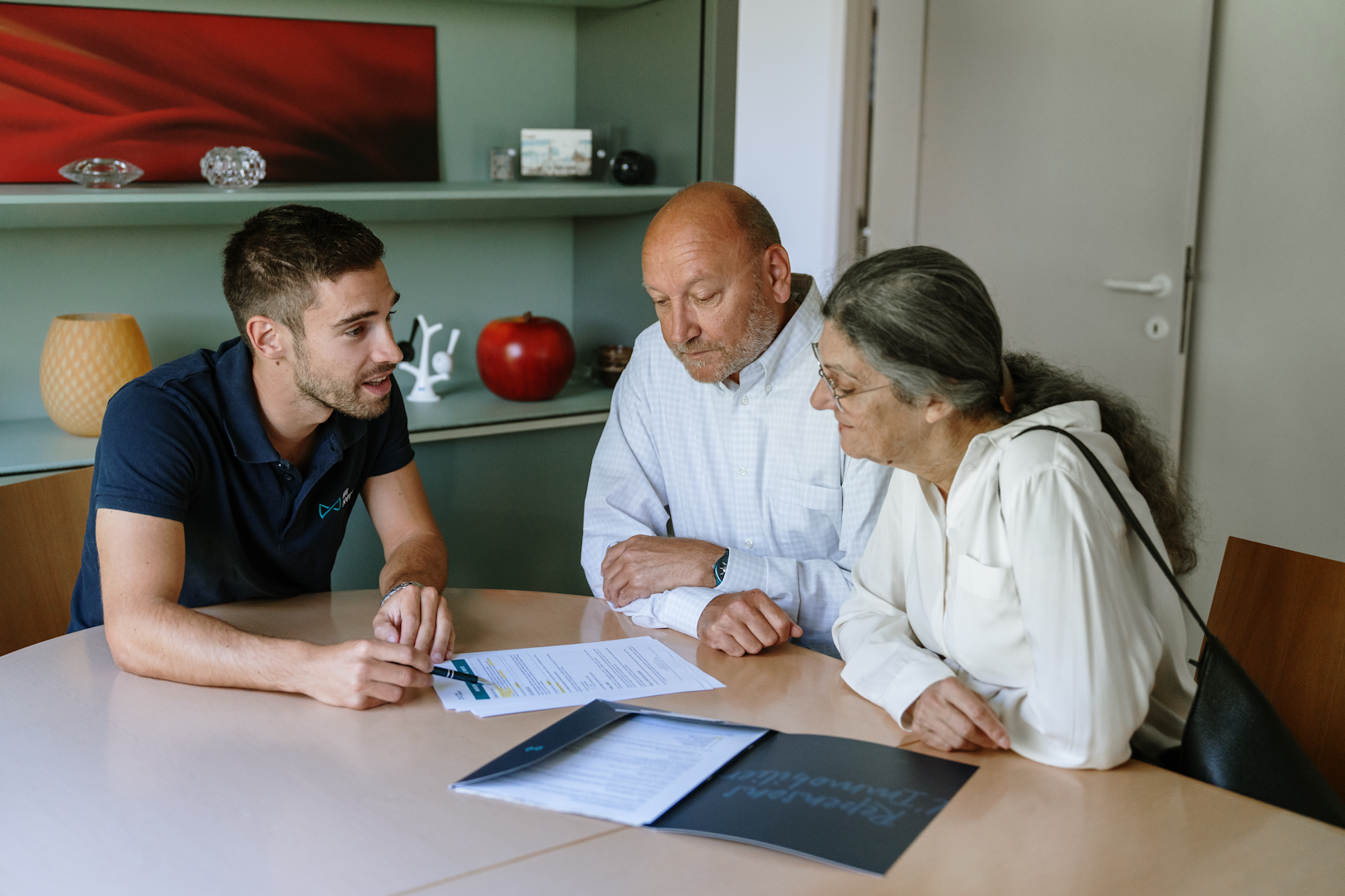 Personne qui conseille un couple pour un investissement immobilier