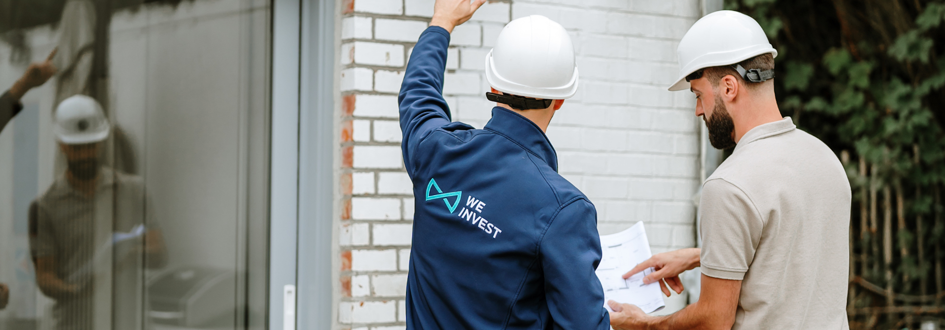 Deux personnes qui analysent les travaux de façade