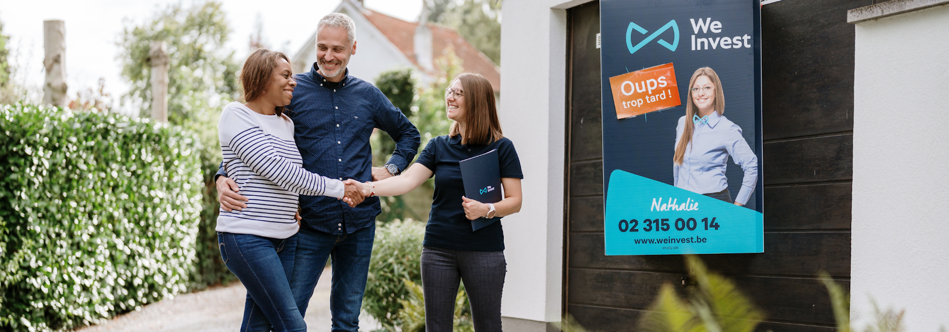 Vendeurs heureux avec leur agent immobilier