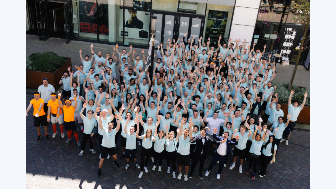 Groepsfoto van de volledige We Invest community: makelaars, medewerkers en kantoorbestuurders uit heel België