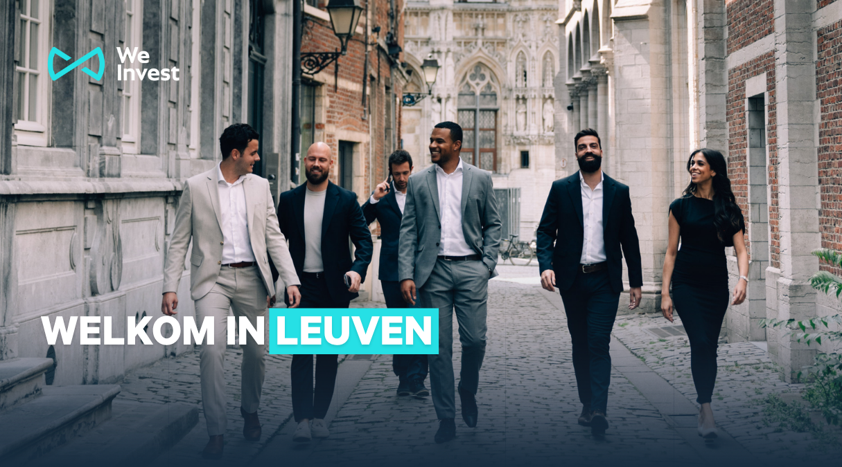 Het team van We Invest Leuven wandelt door een historische straat in het centrum van Leuven