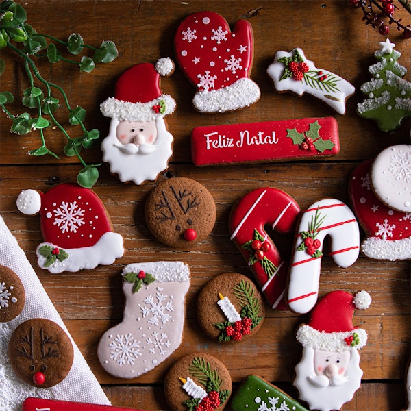 Diversos biscoitos natalinos dispostos sobre madeira