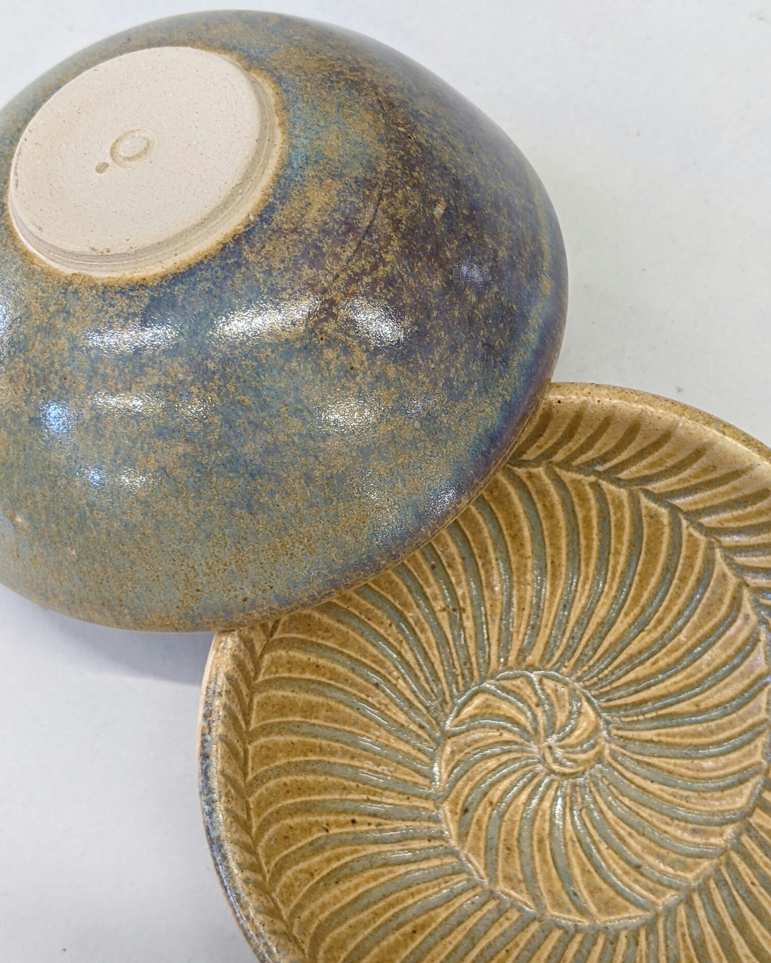In-house glaze: Honeycomb