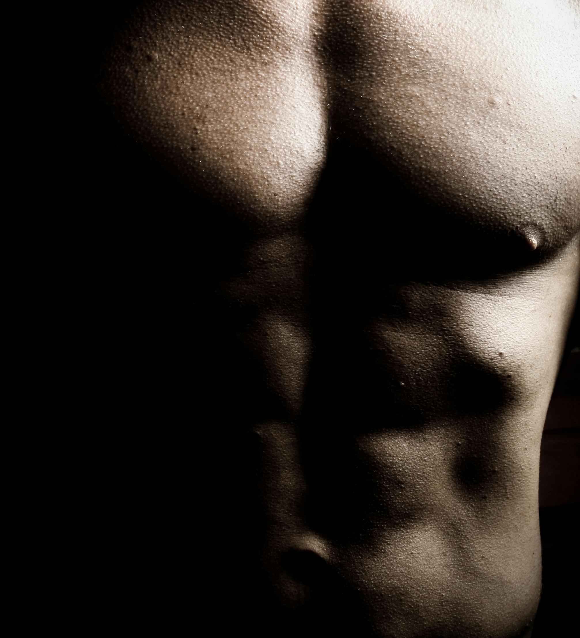 Closeup of a man's abdominal muscles.