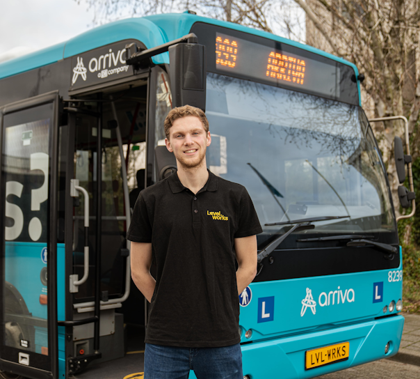 Buschauffeur in opleiding voor de bus