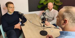 Man die een podcast opneemt