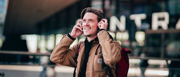 Jongen met koptelefoon