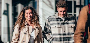 Twee mensen aan het lopen over straat