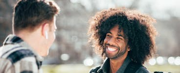 Twee jongen die met elkaar in gesprek zijn