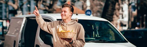 Jongen die fruit aan het bezorgen is