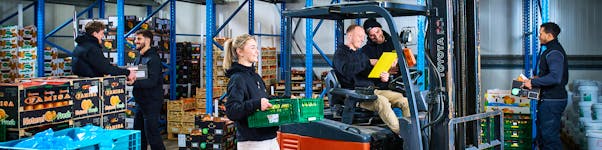 Magazijnmedewerkers aan het werk