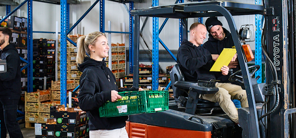 Magazijnmedewerkers aan het werk