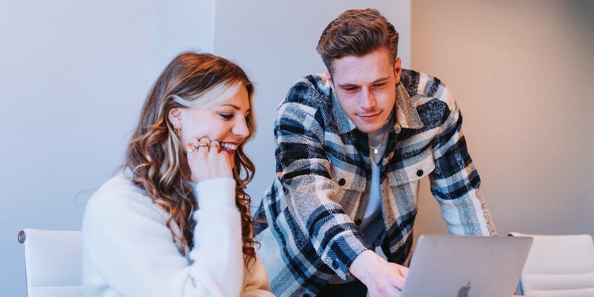 Jongen die wat op de laptop laat zien