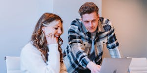 Jongen die wat op de laptop laat zien