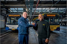 Buschauffeurs die elkaar de hand schudden