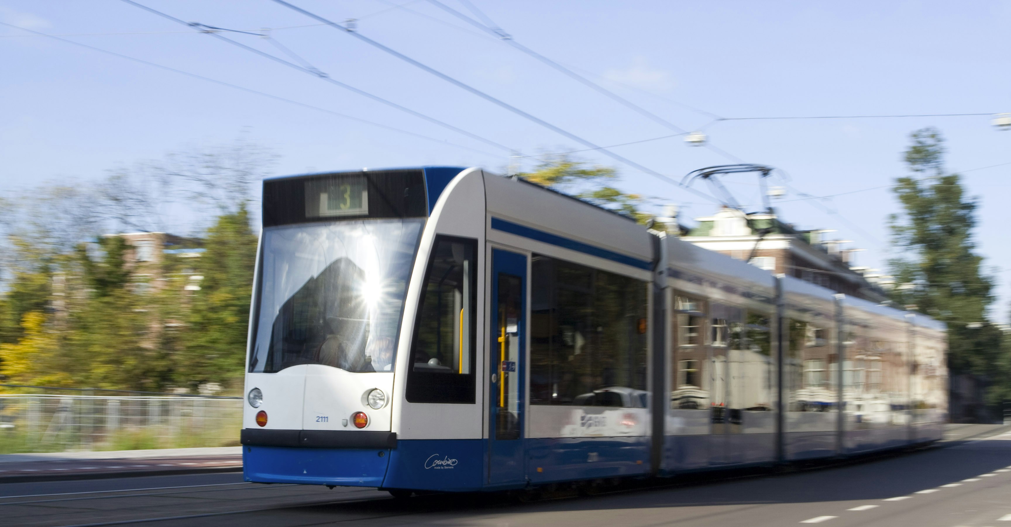 Tram die rijdt door de stad