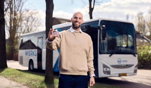 Man voor bus met rijbewijs