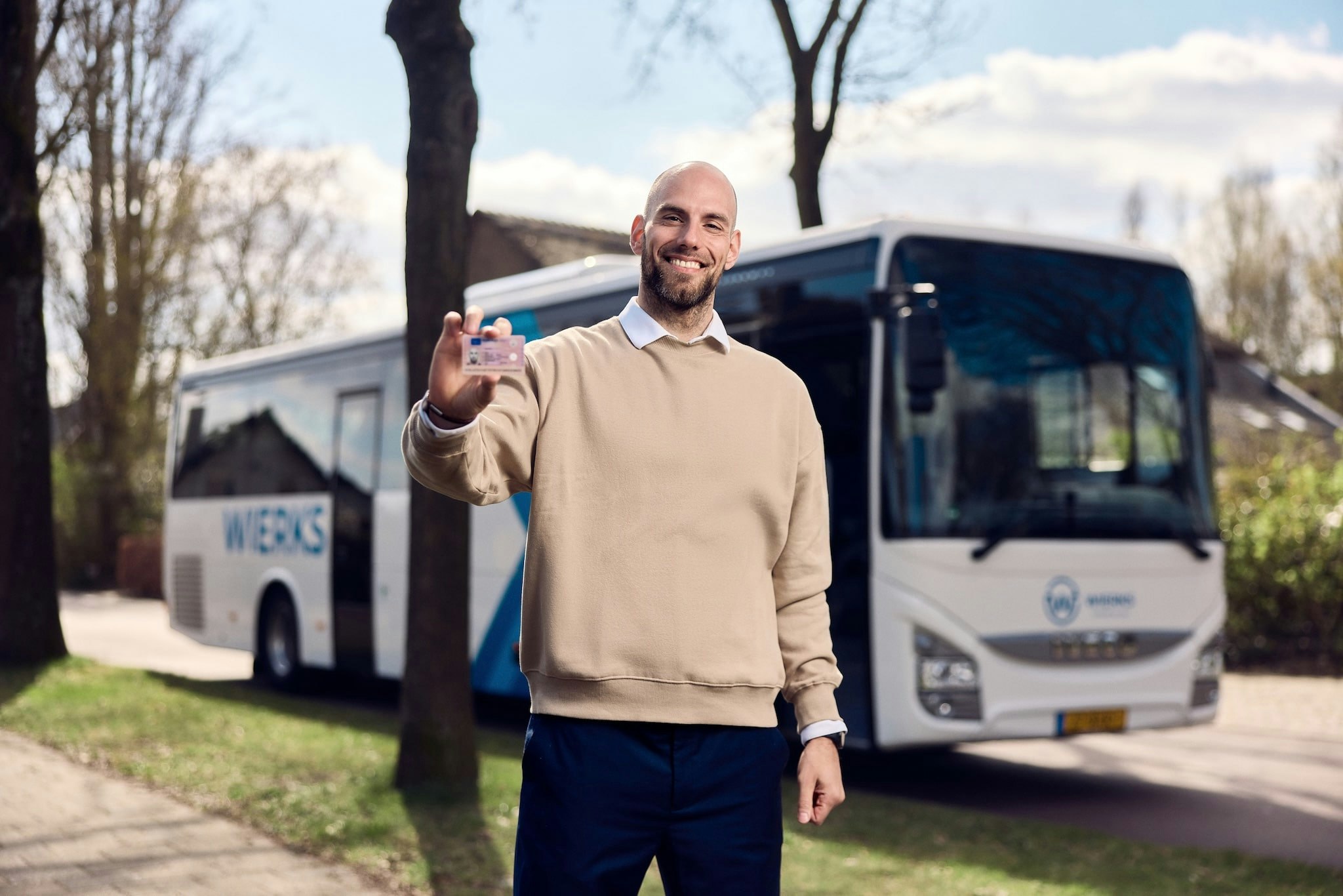Man voor bus met rijbewijs