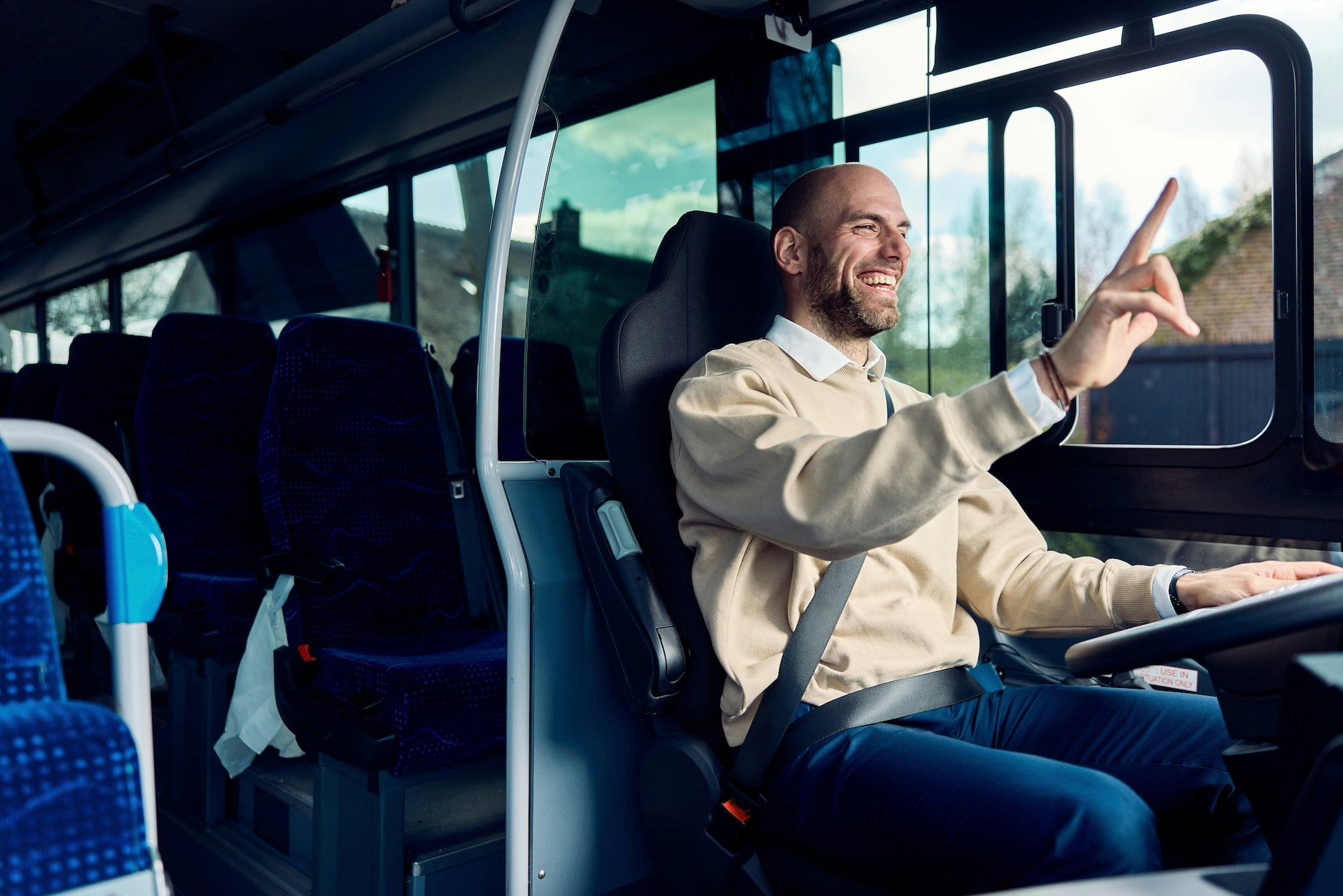 Buschauffeur die zwaait